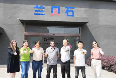 胸中翻錦繡|筆下走龍蛇-俄羅斯合作伙伴贈(zèng)禮，祝賀恒溫恒濕箱大賣(mài)。