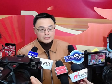 2023年，長三角鐵路年發(fā)送旅客突破8億人次，在杭州東站見證八億哥（郭均相）閃亮登場